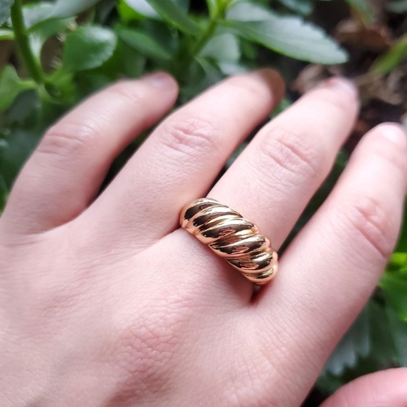 Jewelry - New Classic Gold Twist Ring